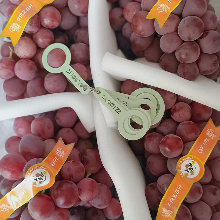Mga Piniling Farm Fresh Red Globe Grapes